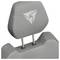 Bilden visar en grå tygklädd bilstolsnackstöd med en abstrakt vit logotyp.