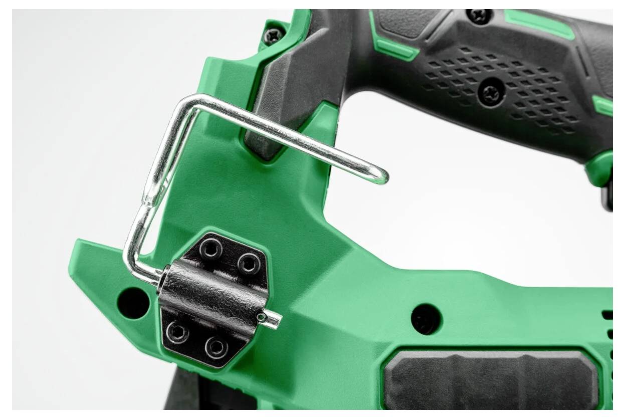 Närbild av ett grönt och svart elverktygs handtag och metallbygel, som belyser den ergonomiska designen och robusta konstruktionen.