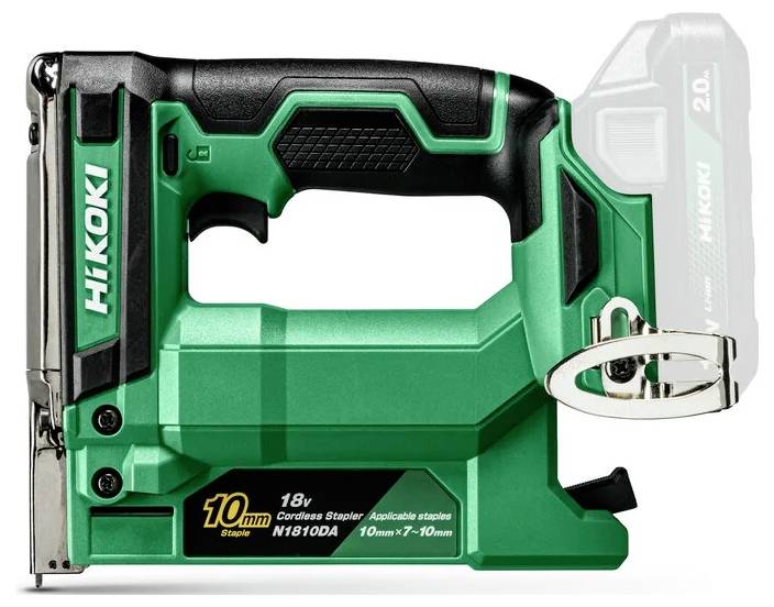 En grön och svart sladdlös häftpistol med "HiKOKI"-märkning, som visar specifikationer: 18V, 10 mm häftbreddsintervall, modell N180DA.