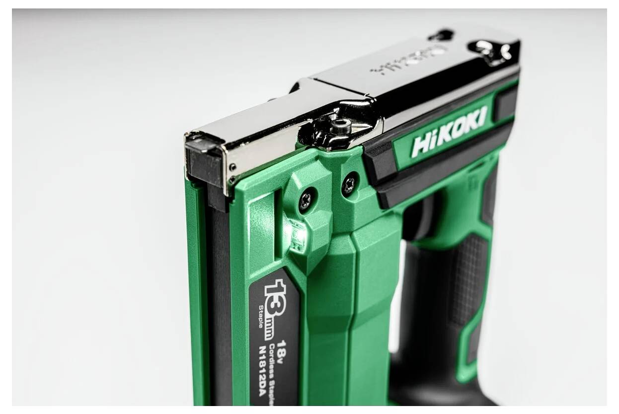 Grön HiKOKI spikpistol, märkt NT1850A, som visar upp sin kompakta och ergonomiska design för effektiva träbearbetnings- eller byggarbetsuppgifter.