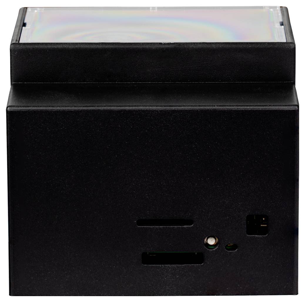 En liten svart elektronisk enhet med uttag och portar på ena sidan, sannolikt avsedd för användning av digital media. Dess ovansida är reflekterande.