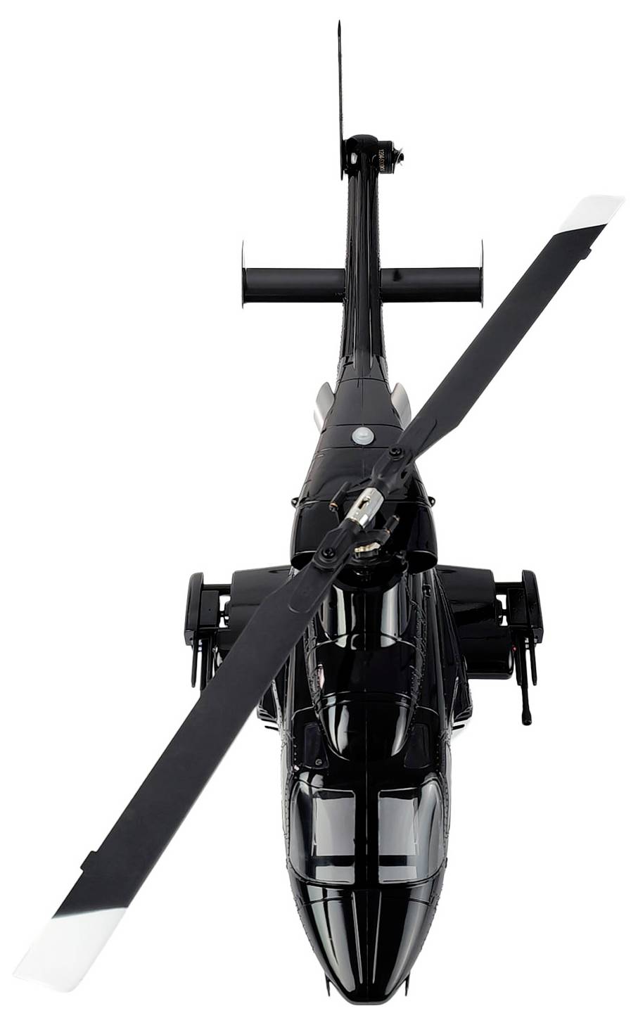 Vy uppifrån av en svart helikopter med utfällda rotorblad, som visar upp dess eleganta design och aerodynamiska egenskaper mot en vit bakgrund.