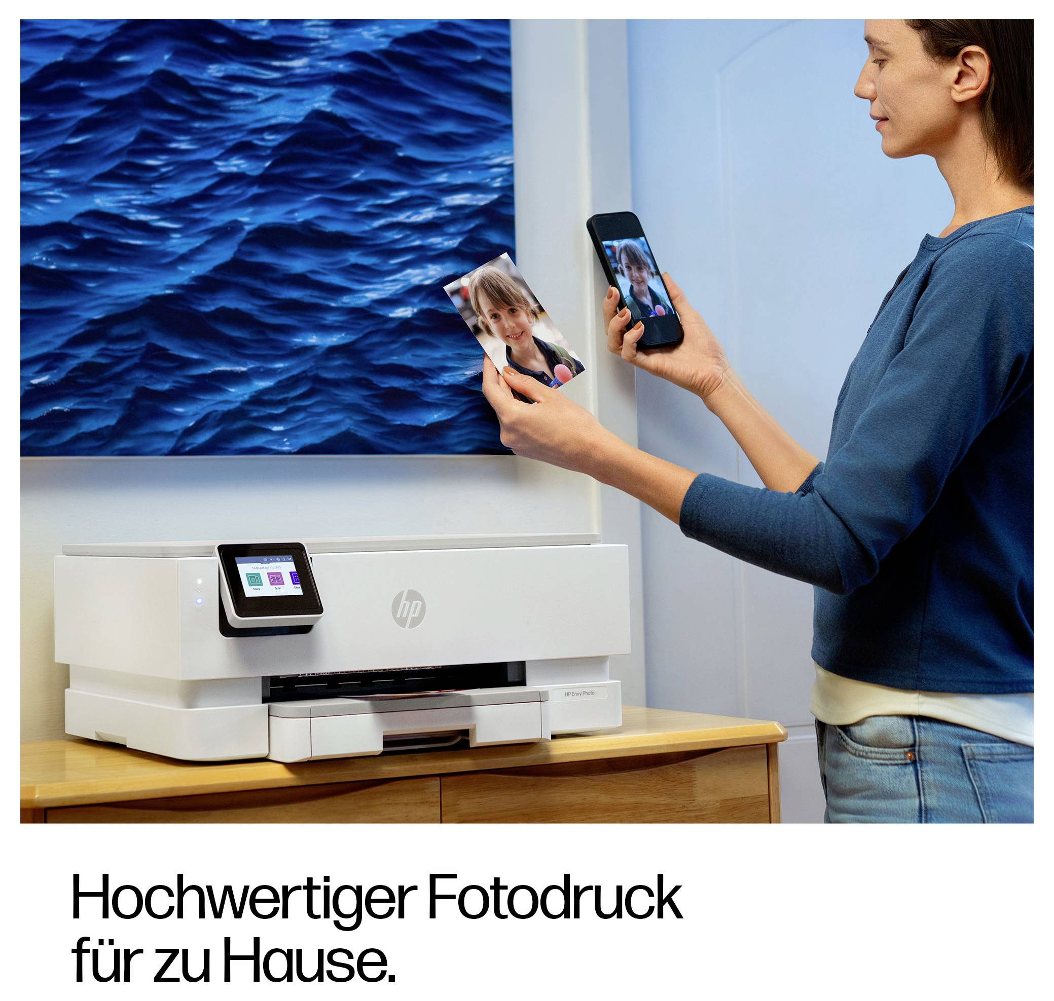 En kvinna använder en HP-skrivare för att skriva ut ett foto från sin smartphone hemma; annonstexten lyder "Högkvalitativ fotoutskrift för hemmabruk."