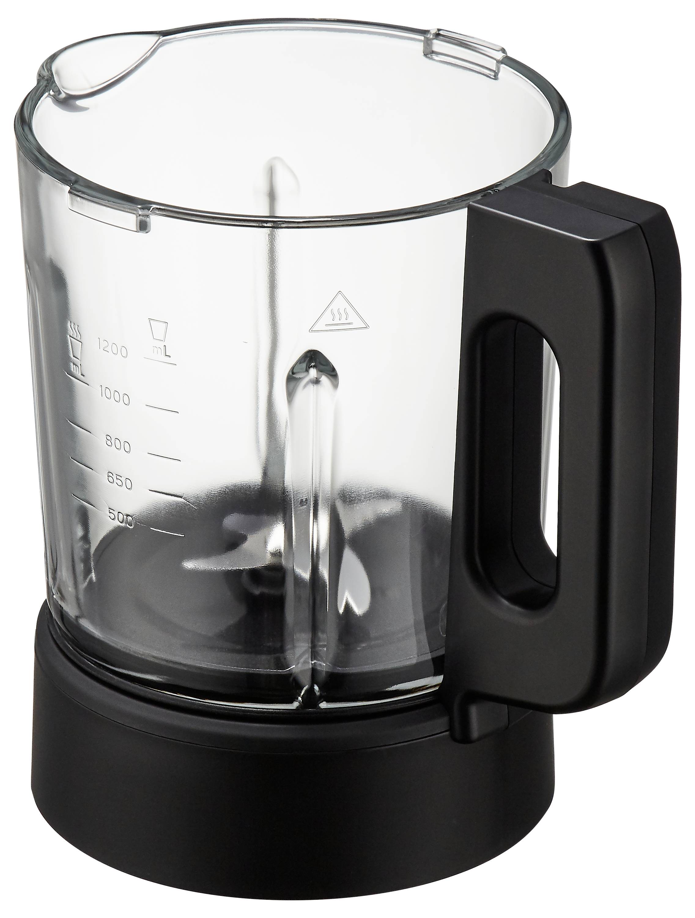 En genomskinlig glasblenderkanna med mätmarkeringar och ett svart handtag, vilande på en svart bas, med metallblad synliga inuti.