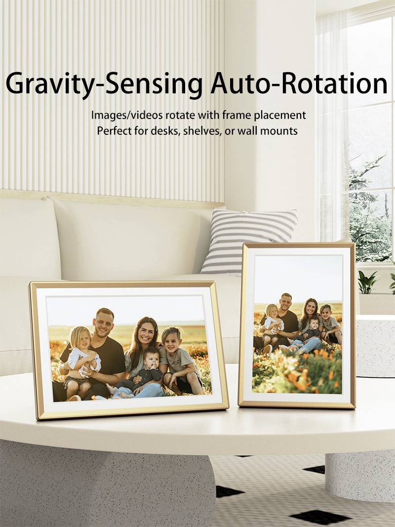 Ett vardagsrum visar två digitala fotoramar med familjebilder. Text framhäver funktionen "Gravitationssensorstyrd automatisk rotation" för olika placeringar.