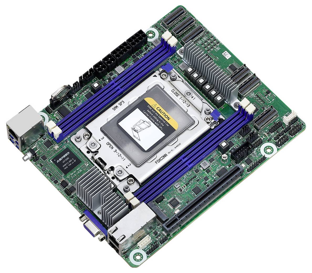 Ett litet moderkort med en CPU-sockel i mitten, omgiven av fyra RAM-platser och olika kontakter runt kanterna.