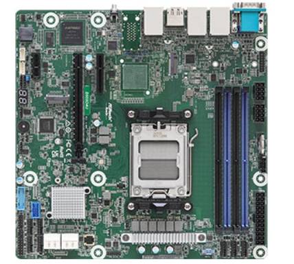 Ett grönt datormotherboard med olika komponenter, inklusive en CPU-sockel i mitten, RAM-platser till höger och flera portar.