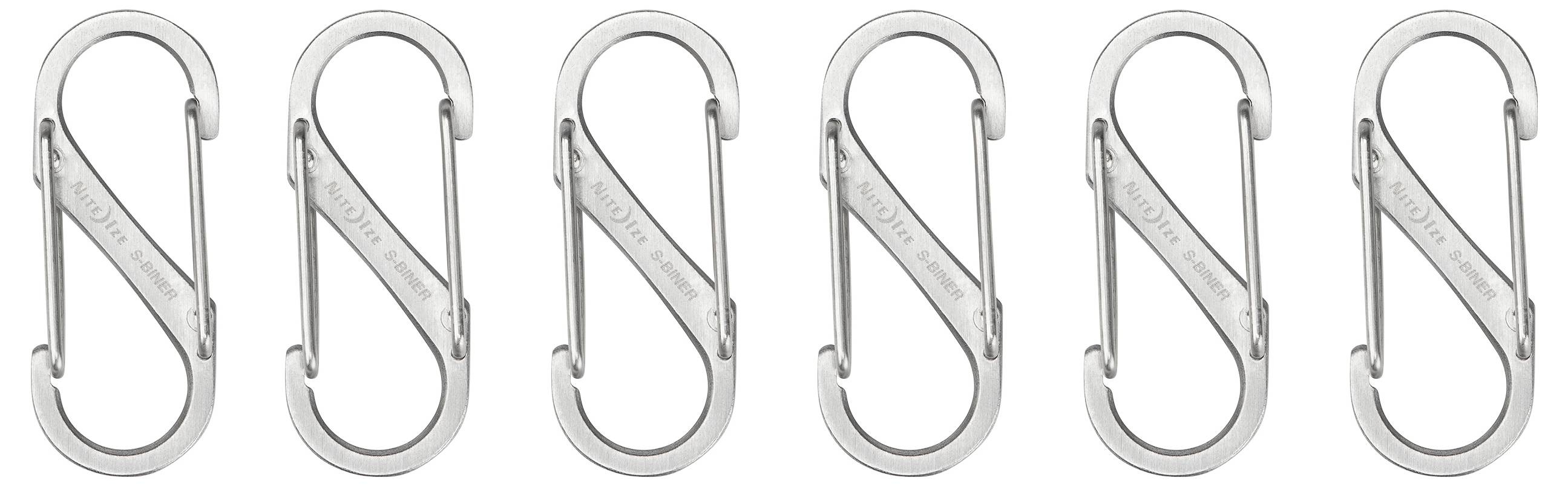 Sex identiska silverkarabiner placerade horisontellt, var och en med en dubbel-grind S-formad design.