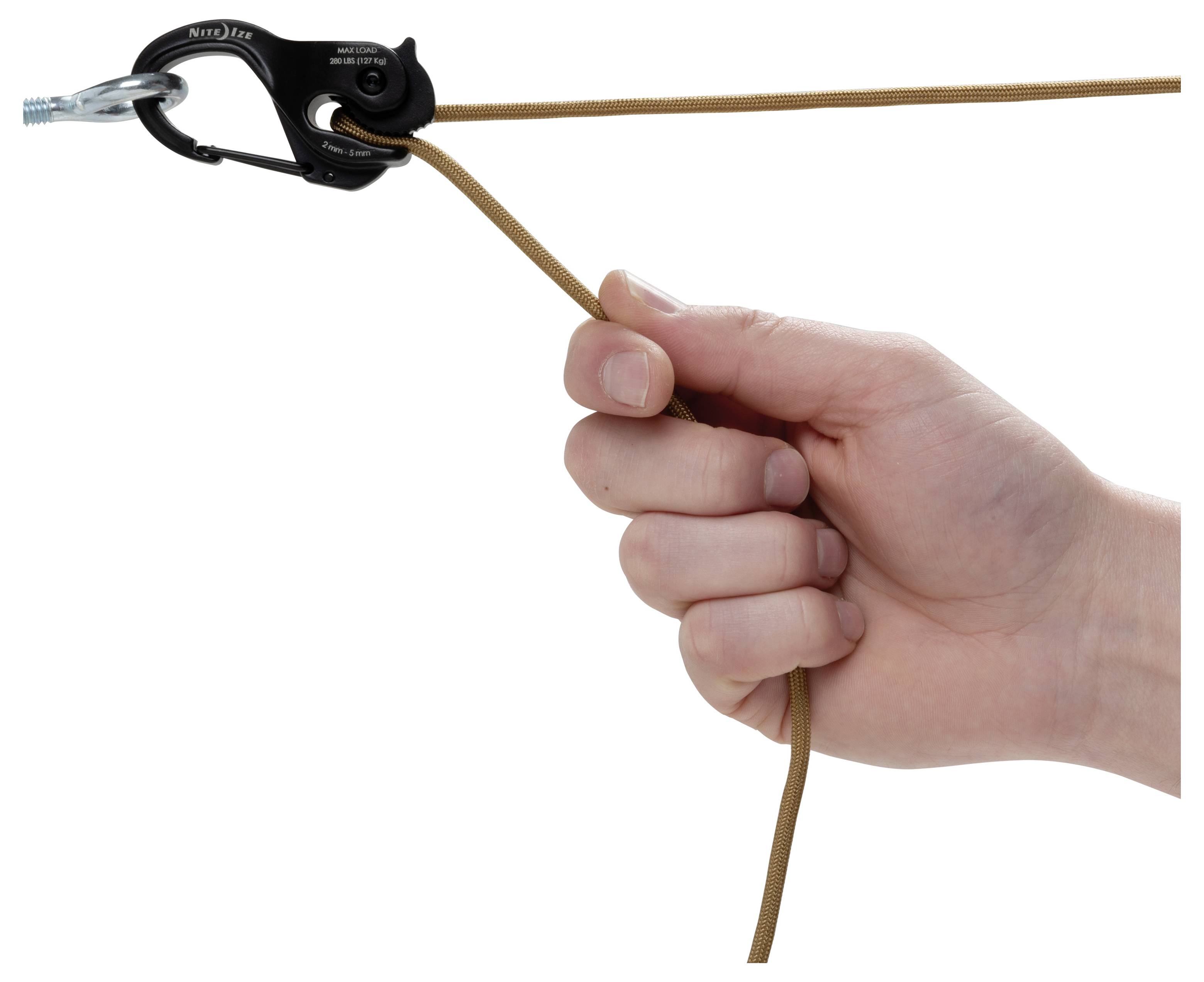 En hand demonstrerar hur man använder en klätteranordning med ett rep och visar rätt teknik eller utrustningsanvändning.