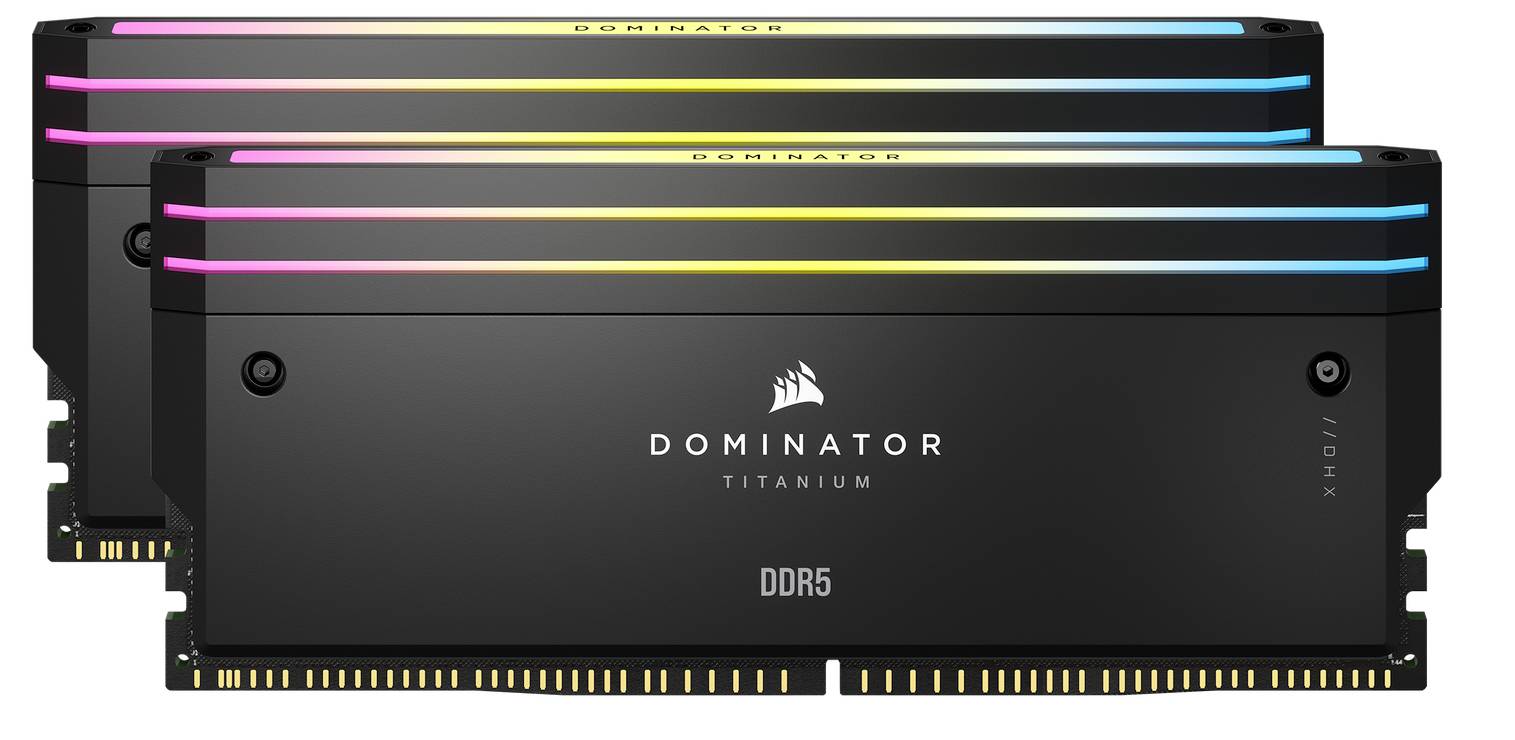 Två Corsair Dominator Titanium DDR5 RAM-minnen med RGB-belysning ovanpå, som visar varumärke och minnestyp, placerade horisontellt.