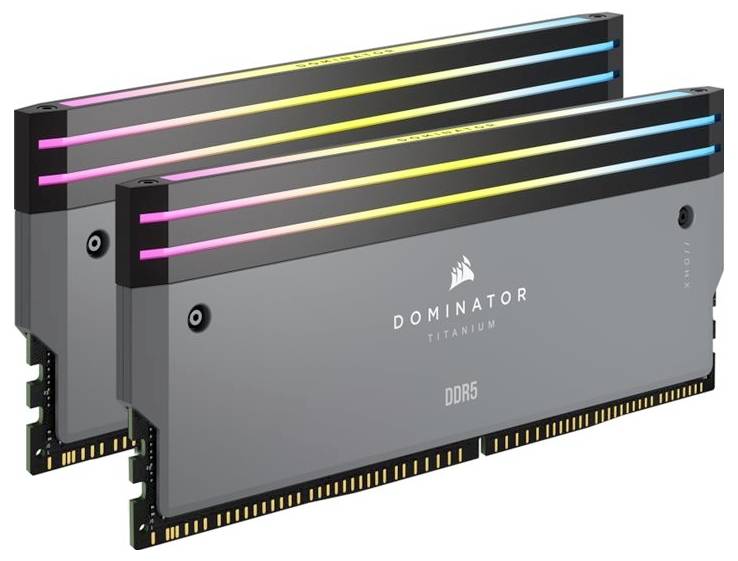 Två DDR5 RAM-pinnar med RGB-belysning och "Dominator Titanium"-märkning.