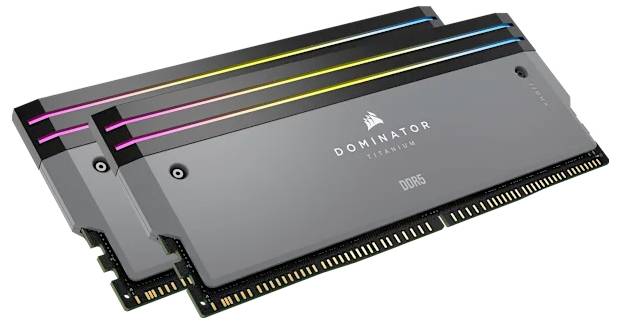 Två Corsair Dominator Platinum DDR5 RAM-pinnar har en elegant design med RGB-belysningsremsor ovanpå, vilket betonar hög prestanda.