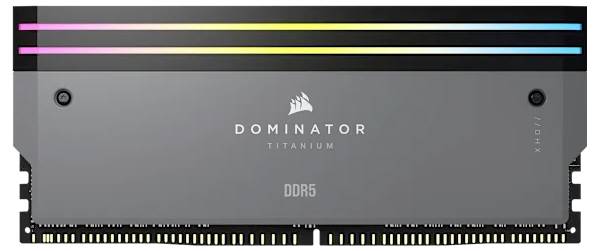 Datorns RAM-modul märkt 'Dominator Titanium DDR5' med ett RGB-ljusremsa på ovansidan.
