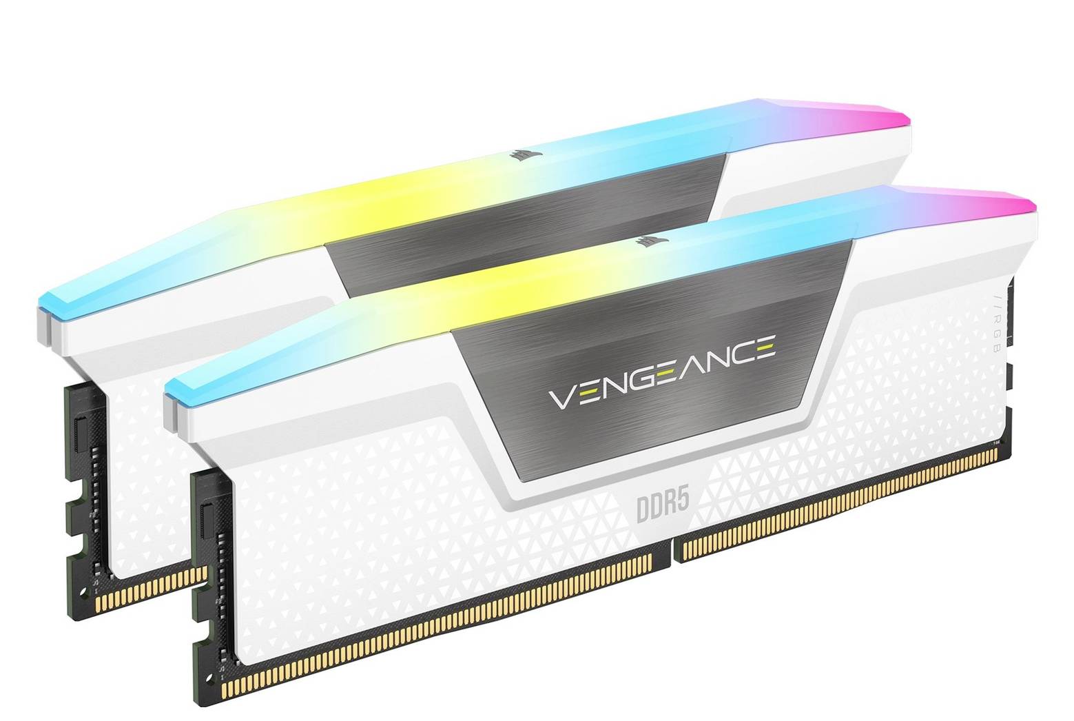 Två Vengeance DDR5-minnesmoduler med vitt hölje, försedda med en flerfärgad LED-ljusremsa längs den övre kanten, placerade sida vid sida.