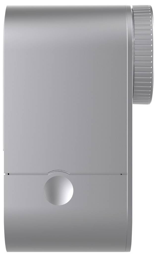 En närbild av sidan av en silver digitalkamera, med en stor cirkelformad kontrolldial på toppen och en liten rund knapp på sidan.
