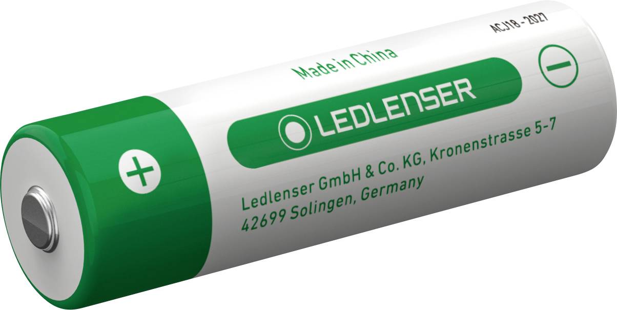 Ett grönt och vitt cylinderformat batteri med ett plustecken på ena änden är märkt 'LEDLENSER', och det anges vara tillverkat i Kina.