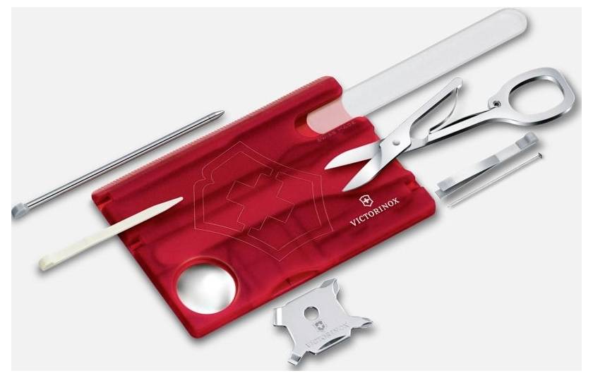Röd Victorinox schweizisk arméknivsväska med flera verktyg utställda, inklusive sax, ett förstoringsglas, pincett, en neglefil och ett litet blad.