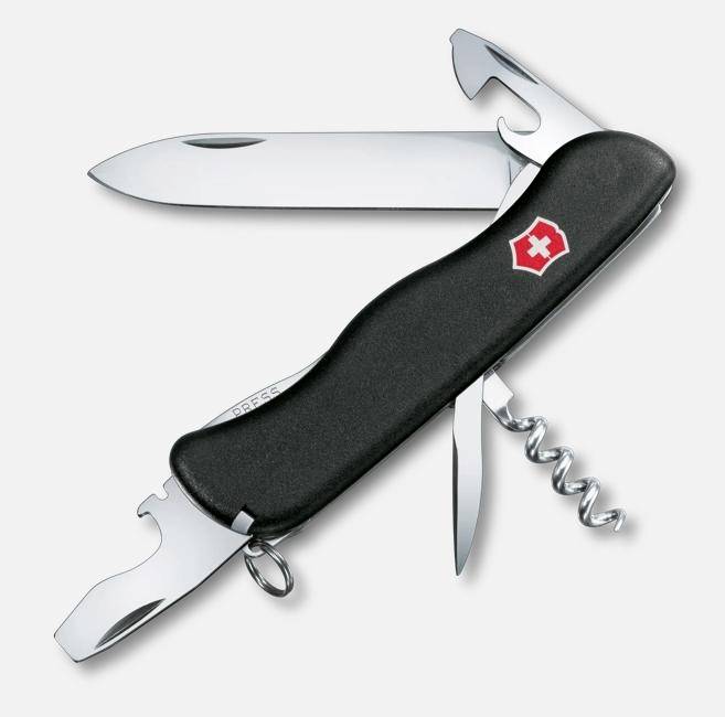 Svart Victorinox-kniv med öppen blad, burköppnare, flasköppnare och korkskruv på vit bakgrund.