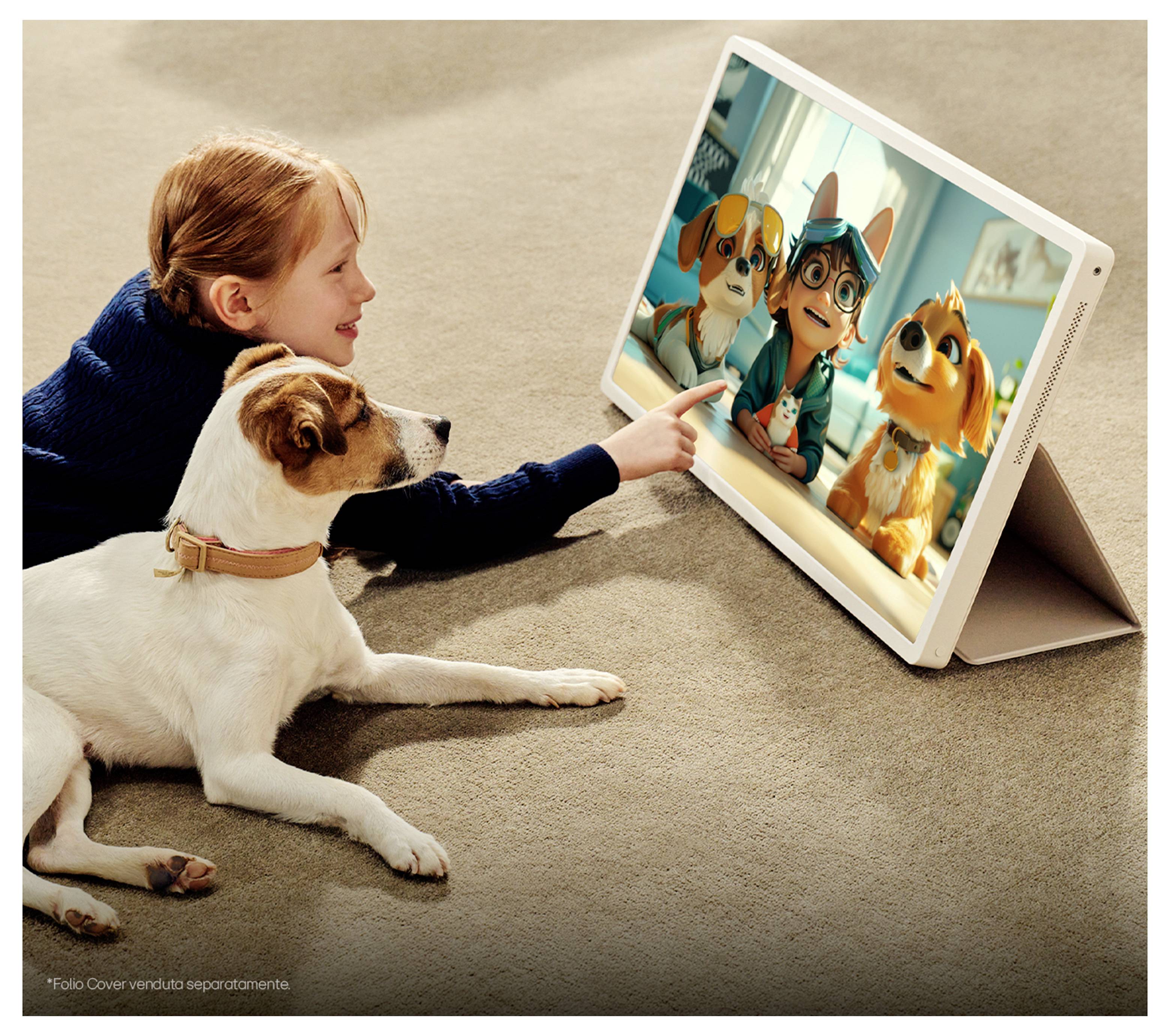 Ett barn och en hund sitter på en matta och tittar på ett animerat program med tre animerade karaktärer på en stor surfplattaskärm.