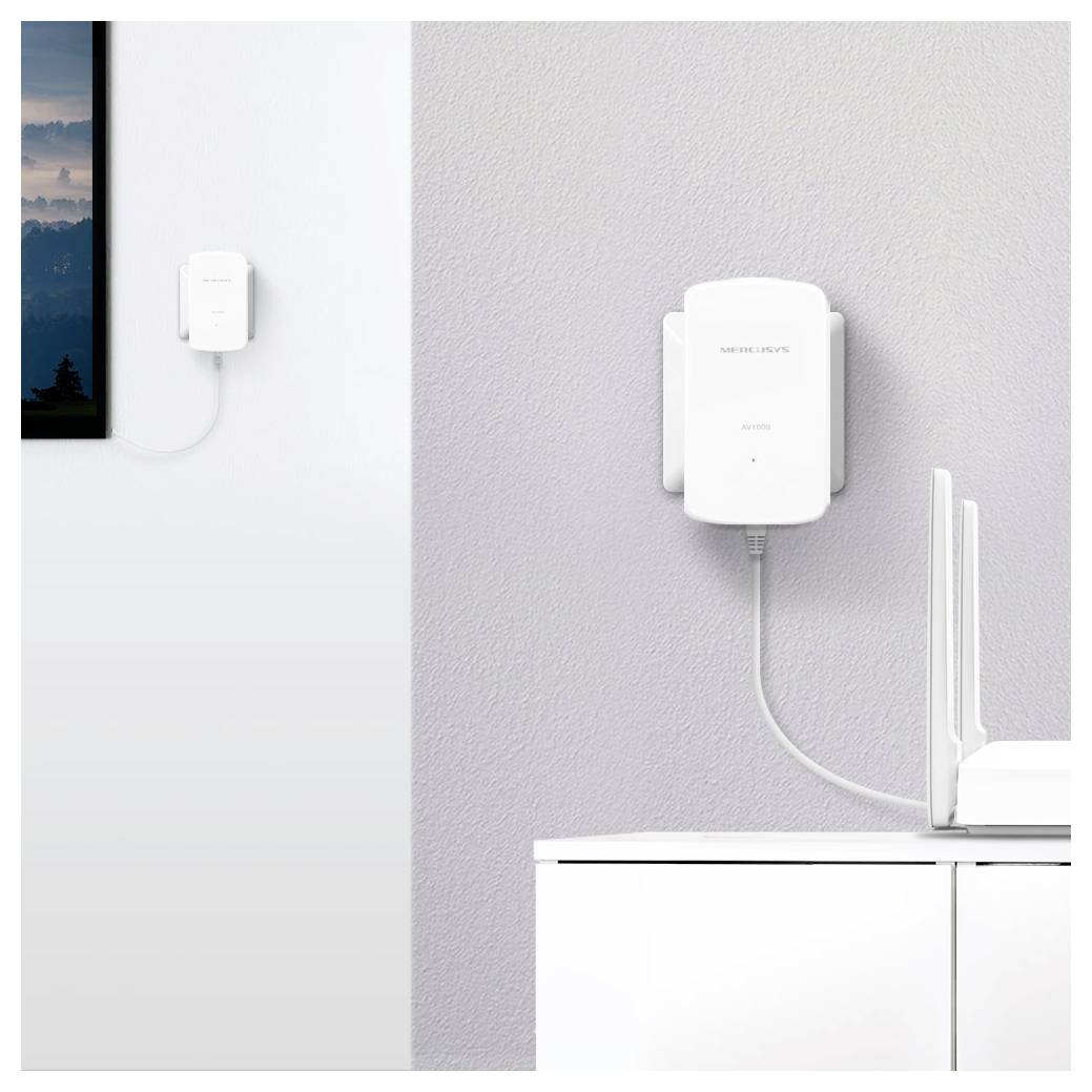 En vit väggmonterad Wi-Fi-förstärkare är installerad ovanför ett vitt skåp mot en grå vägg, ansluten med en kabel.