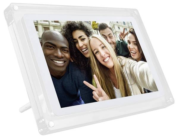 En grupp av fem personer som ler och tar en selfie utomhus. De ser glada och engagerade ut, och fångar ett ögonblick av vänskap och glädje.