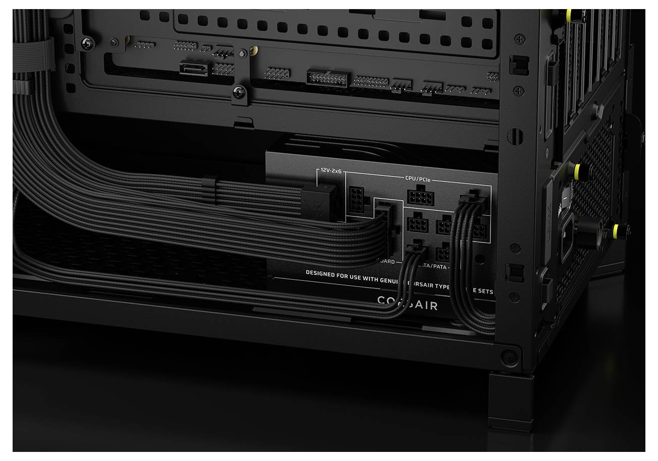 Närbild av en dators strömförsörjningsenhet med organiserade svarta kablar och kontakter. Höljet har en etikett: Utvecklad för användning med Corsair strömförsörjningsenheter.