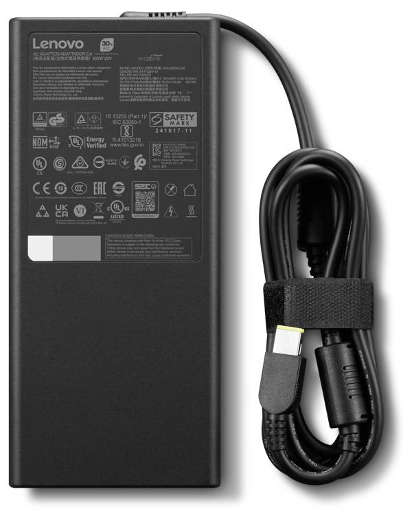 Lenovoladdare med ansluten kabel, som visar olika certifieringar och överensstämmelselogotyper på etiketten.