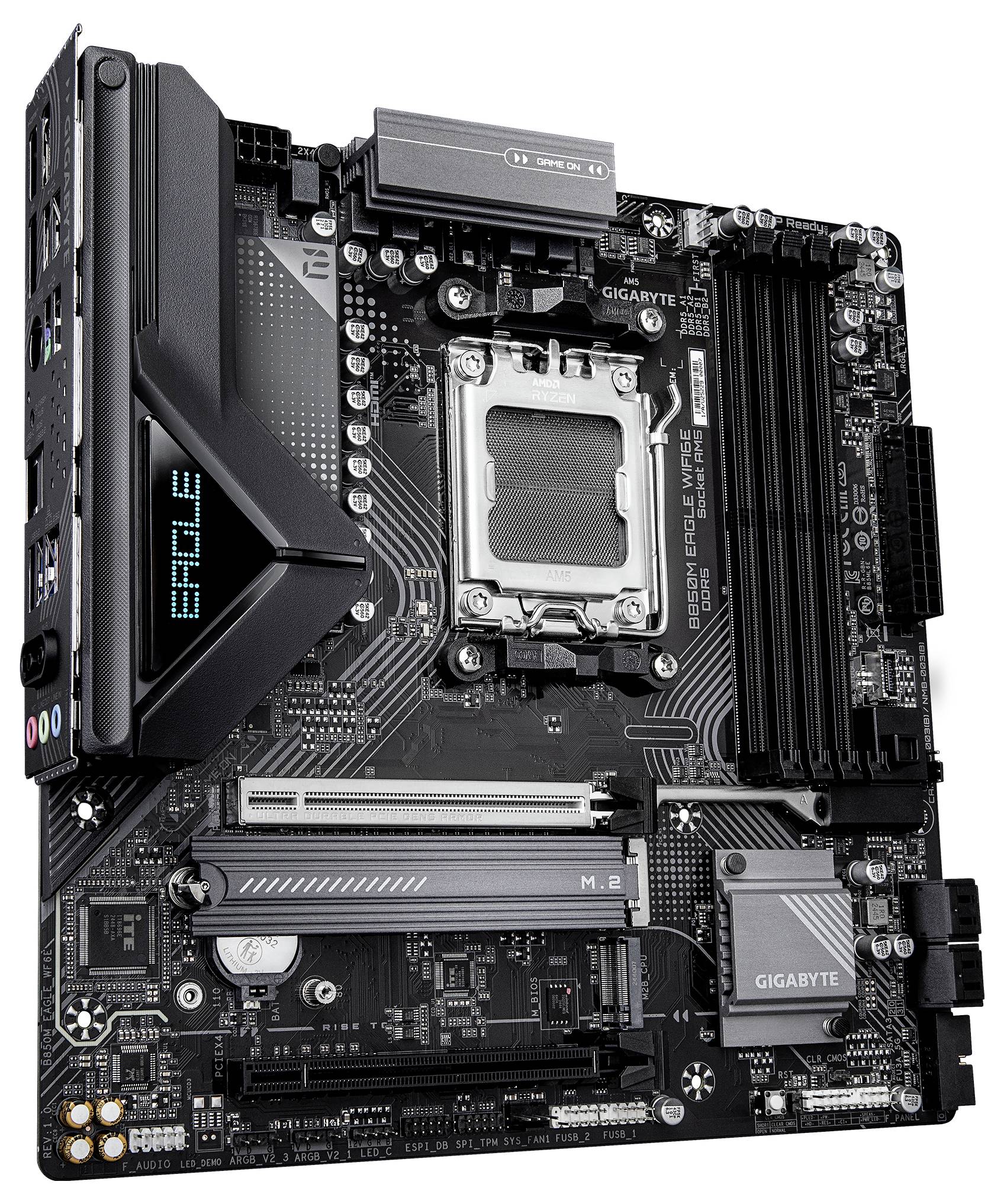 Ett datormoderkort med märkta portar och platser, med en CPU-sockel, RAM-platser och varumärke.