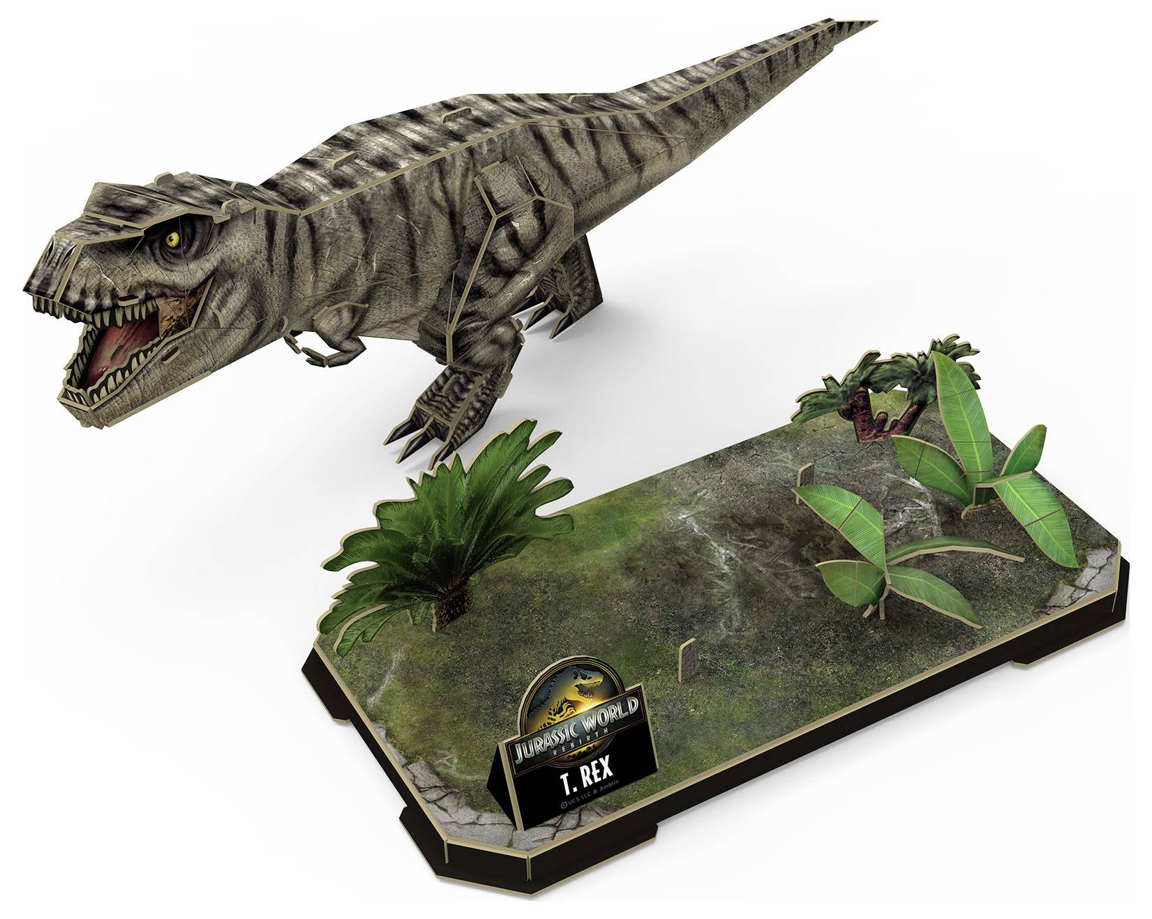 En modell av en T. rex från 'Jurassic World', placerad på ett utställningsställ med växter, som visar dinosaurien i en dynamisk pose.