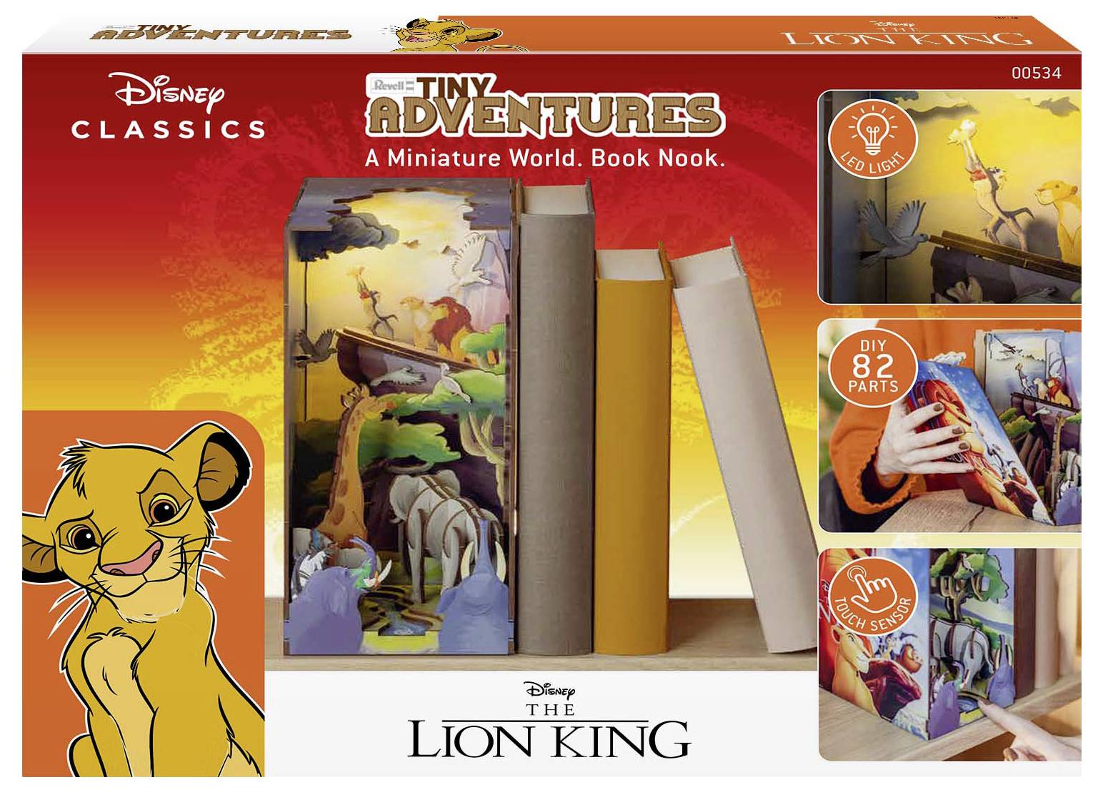 "Tiny Adventures: The Lion King Book Nook" förpackningen visar en miniatyrdiorama av en scen från Lejonkungen, med färgglada karaktärer.