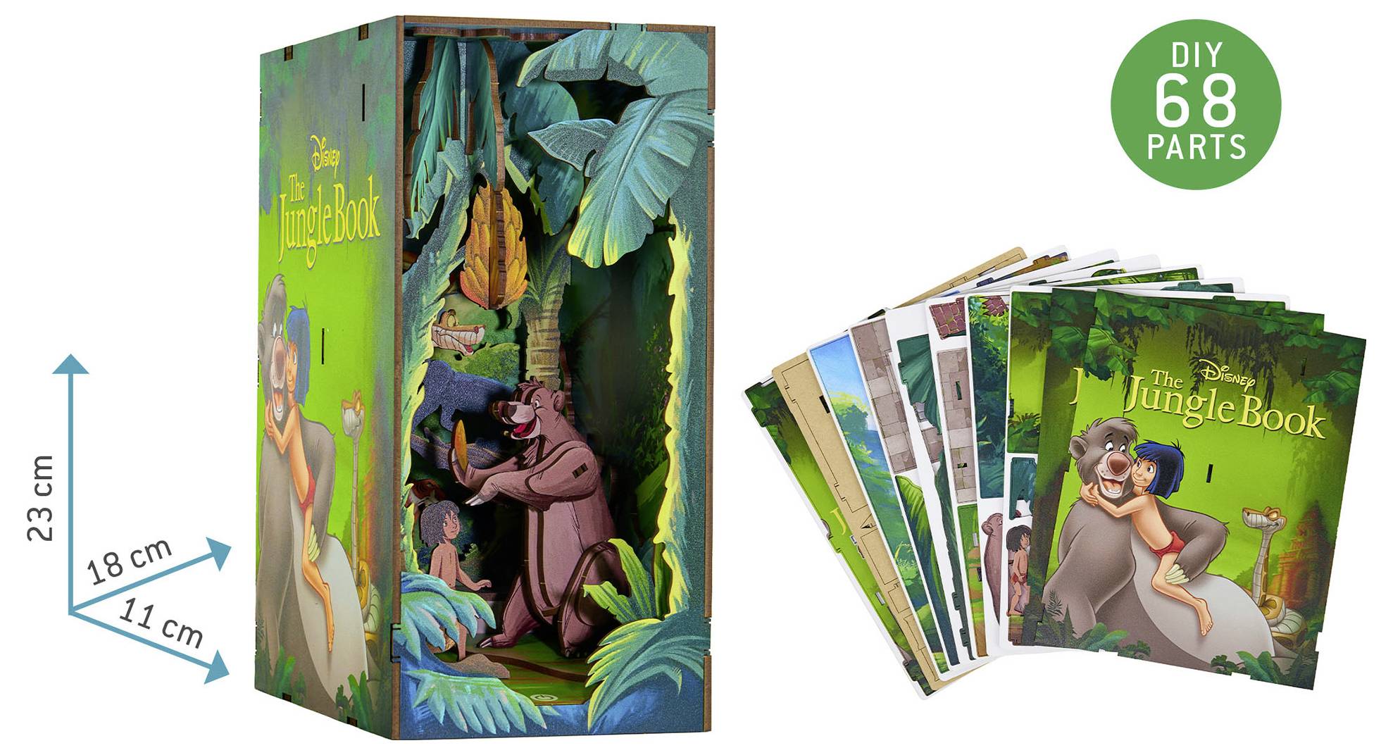 En pop-up modellsats av Disneys Djungelboken. Lådan avbildar scener med Baloo och Mowgli. Satsen innehåller 68 delar för DIY. Låddans dimensioner är 23 cm hög, 18 cm bred och 11 cm djup.