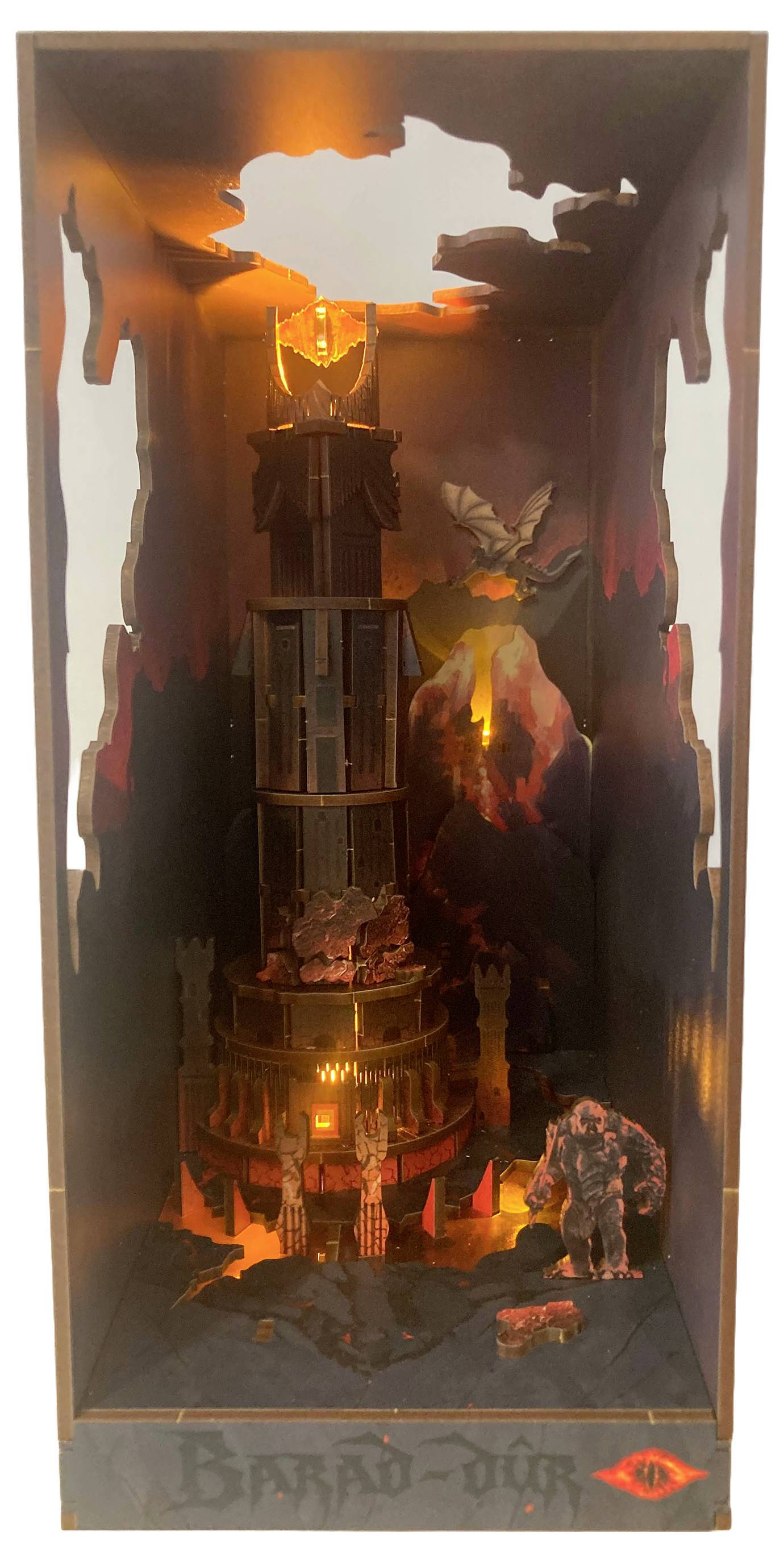 'Barad-dûrs torn' diorama föreställande ett mörkt torn med ett ögonformat ljus längst upp, omgivet av eldiga accentueringar och figurer.