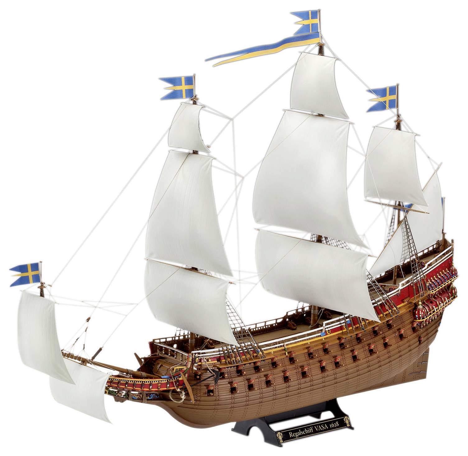 'En detaljerad modell av Vasa, ett 1600-talssvenskt krigsfartyg, med flera segel och svenska flaggor, uppställd på ett ställ.'