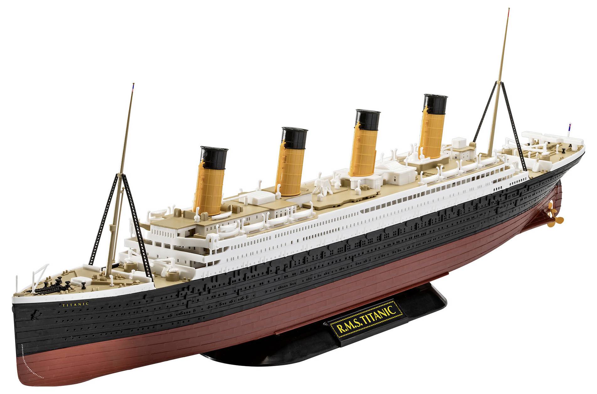 En detaljerad modell av fartyget RMS Titanic, som visar dess karakteristiska fyra skorstenar, vita och svarta skrov samt intrikata däcksstrukturer.
