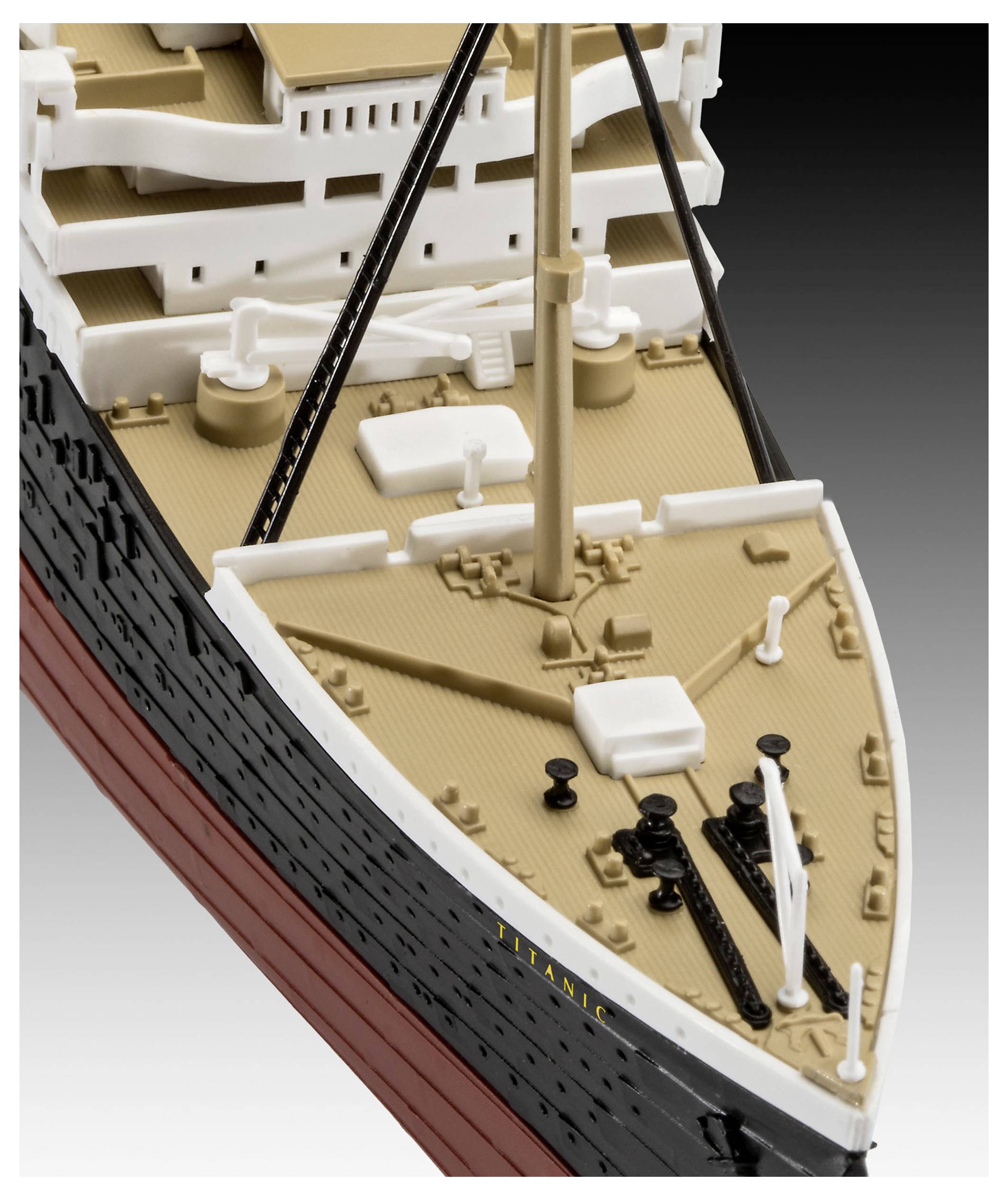 Modell av Titanics för och akterdäck som visar detaljerade däck med master, rep och livbåtsområden. Fartygets namn 'Titanic' syns tydligt.