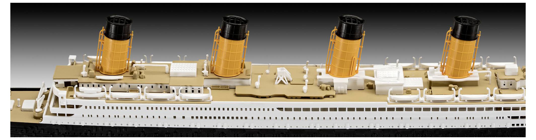 Modell av Titanic, med fyra skorstenar och detaljerade däcksstrukturer, placerad mot en gradientbakgrund.