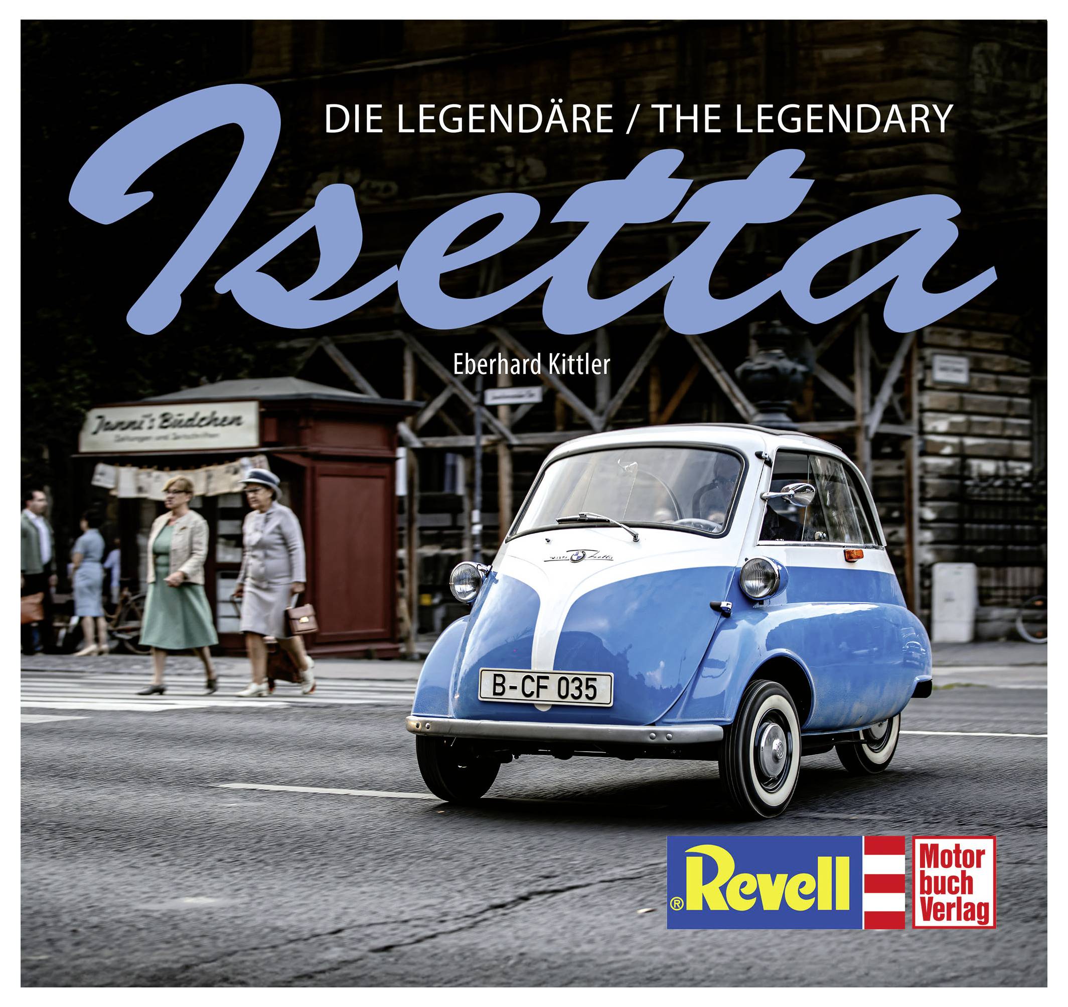 En blå och vit vintage Isetta-bil är parkerad på en stadsgata, med två fotgängare och en byggnad i bakgrunden. Text läser 'Den legendariska Isettan'.