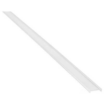 En vit plastisk kabelkanal på vit bakgrund, som används för att dölja och skydda kablar i olika miljöer.