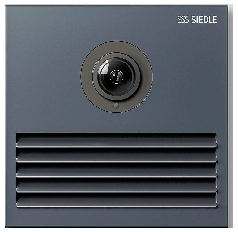 En svart dörrinterkompanel med en cirkulär kamera högst upp och ett horisontellt högtalarrgaller därnäst. Märket "SSS Siedle" finns på den övre höger sidan.