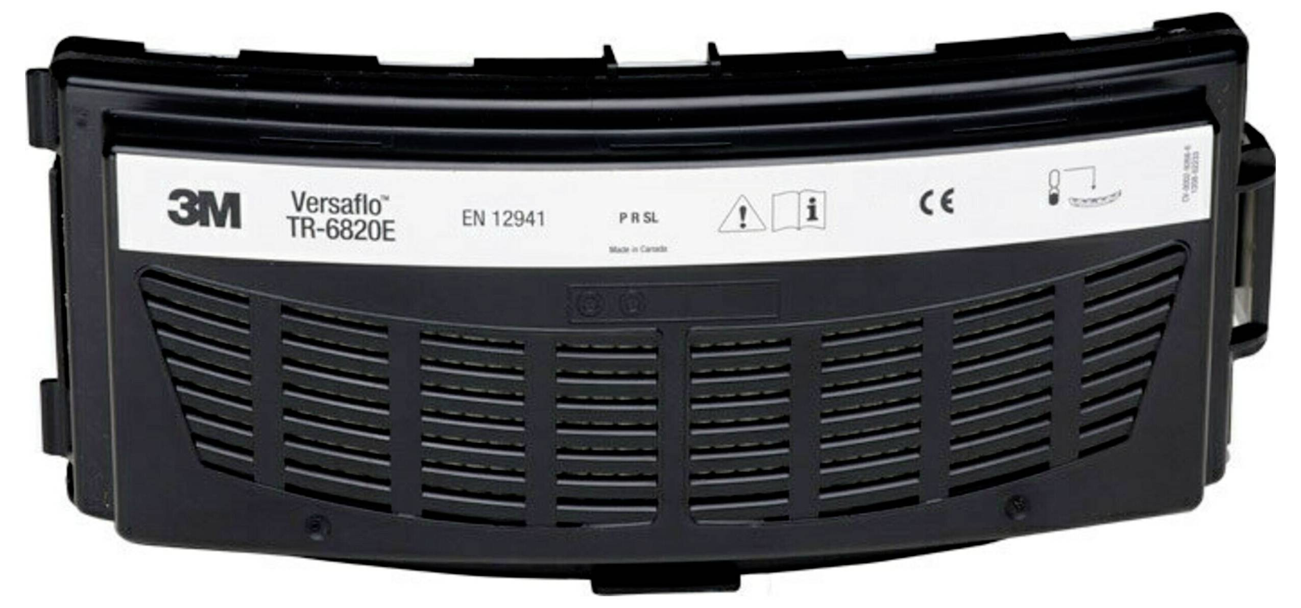 3M Versaflo TR-6820E-filter med etiketter som visar efterlevnad av standarder och säkerhetssymboler, används i system för luftningsrespiratorer med motor.