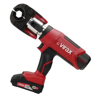 Rött Virax batteridriven rörkrimspännverktyg visas på vit bakgrund, med svarta käftar och handtag, och ett "M2X" batteripaketet.