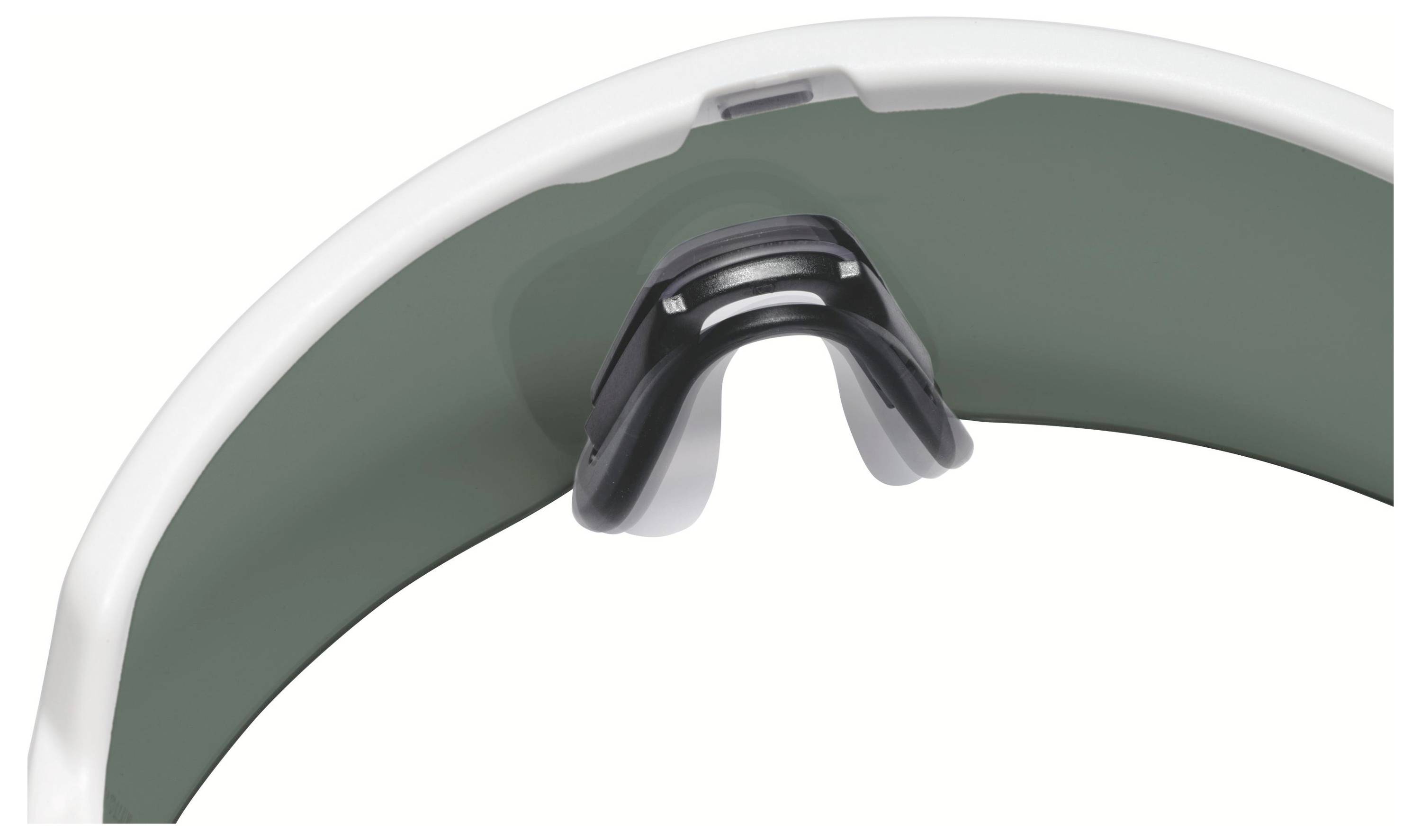 En närbild av en vit visor med en mjuk, mörkgrå näsdyna. Designen verkar ergonomisk, sannolikt för bekväm användning.