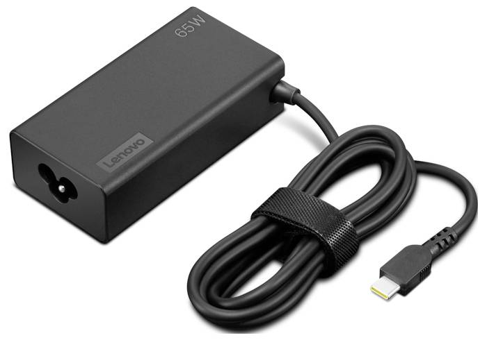 En svart Lenovo 65W nätadapter med ansluten laddningskabel, utrustad med en USB-C-kontakt. Kabeln är noggrant hoprullad och säkrad.