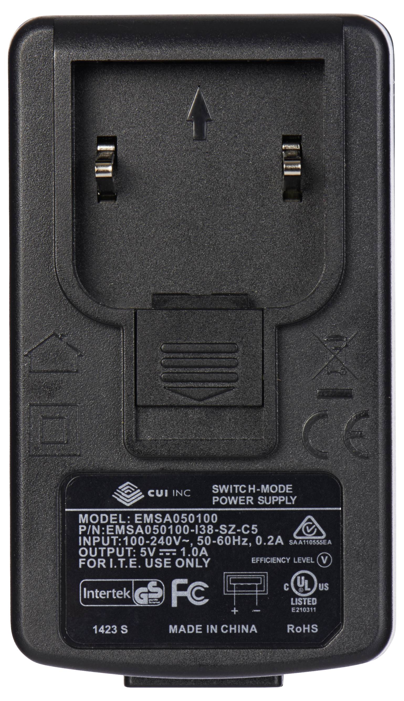 Svart nätadapter med kontaktstift, modell EMSA050100. Ingång: 100-240V, utgång: 5V, 1A. Endast för inomhusbruk. CE-, RoHS-godkänd.