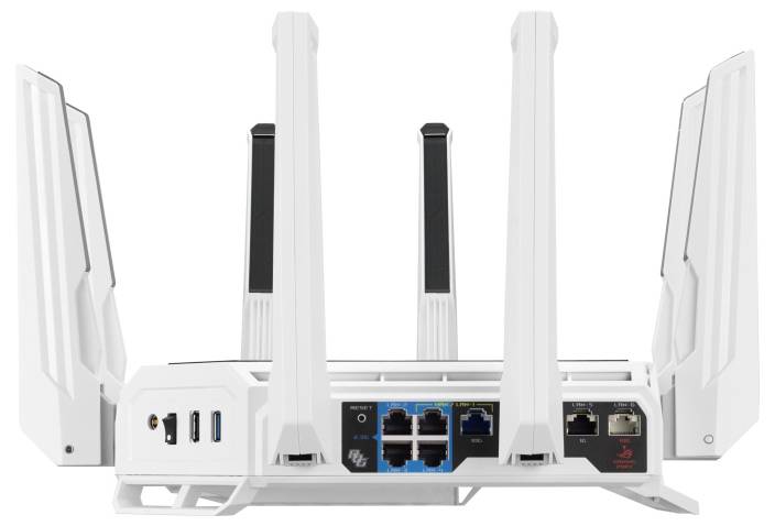 En vit trådlös router med fyra antenner, utrustad med flera portar inklusive USB, Ethernet och en WAN-port på baksidan.