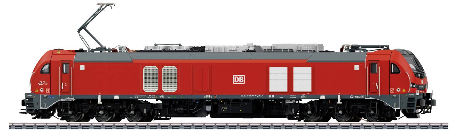 En röd elektrisk lokomotiv med flera hjul på ett järnvägsspår, med DB-logotypen och grå accenter, sedd från sidan.