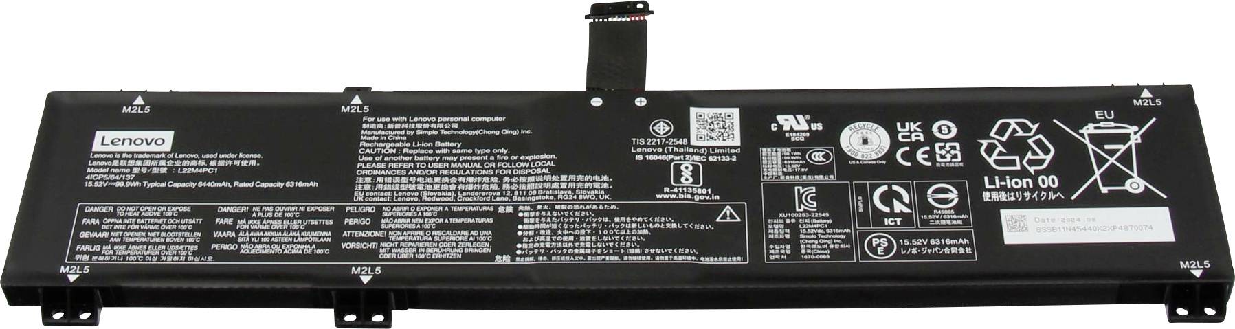 Ett svart rektangulärt Lenovo-laptopbatteri med tryckta specifikationer och säkerhetsikoner, utrustat med en central kontakt för installation.