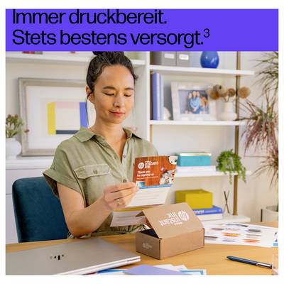 En kvinna sitter vid ett skrivbord och packar upp HP Instant Ink-patroner. En bärbar dator och färgutskrifter syns. Text ovanför lyder 'Alltid utskriftsklar. Ständigt väl försedd.'