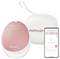 'Momcozy' bröstpump med rosa överdrag, åtföljd av ett skyddsfodral och smartphonegränssnitt som visar pumpinställningar och kontroll.