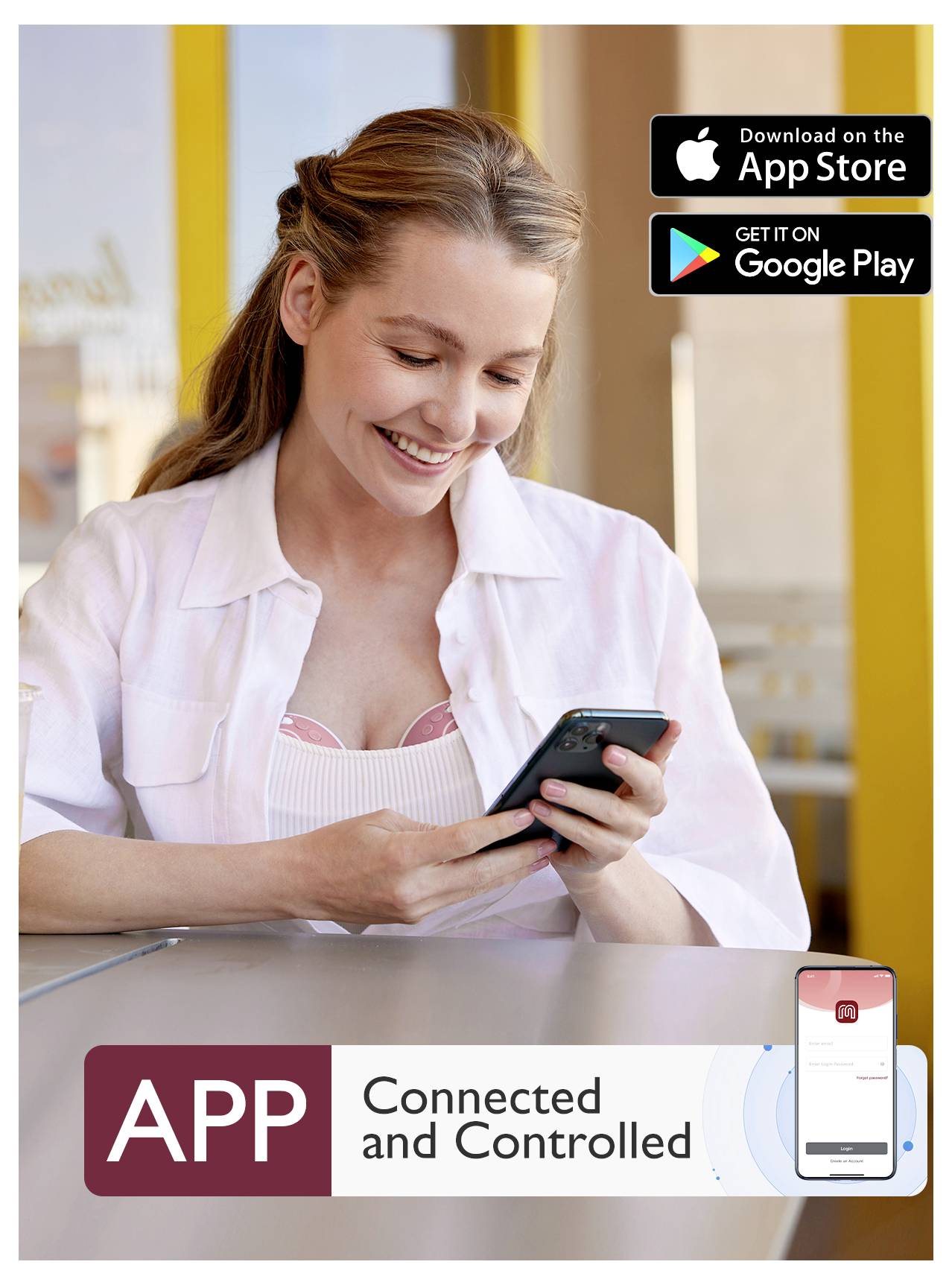 En kvinna ler medan hon använder en smartphoneapp på ett café. Appbutikers logotyper visas. Text lyder 'APP: Uppkopplad och Kontrollerad'.